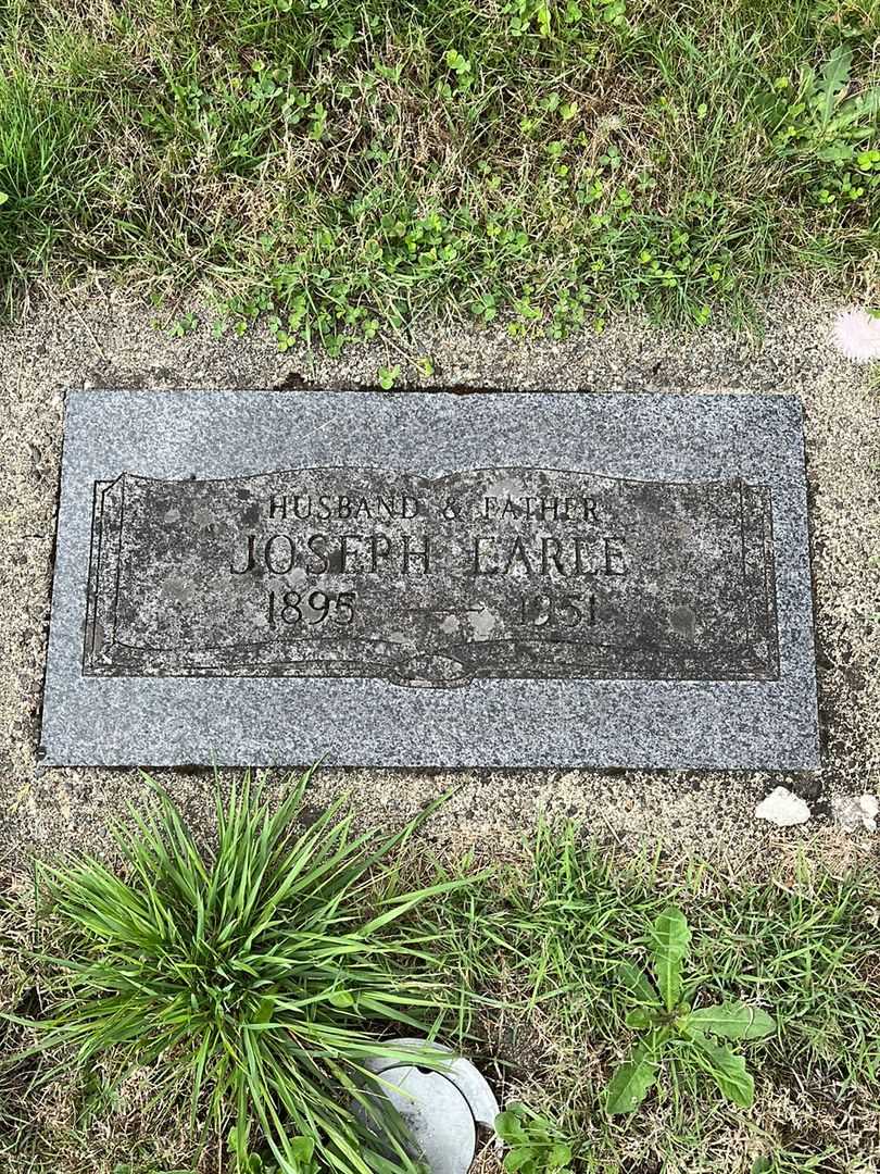Joseph Earle's grave. Photo 1