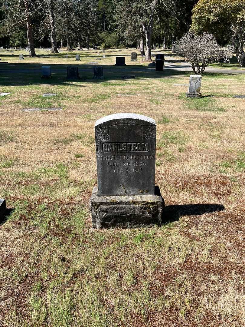 Ernest T. Dahlstrom's grave. Photo 2
