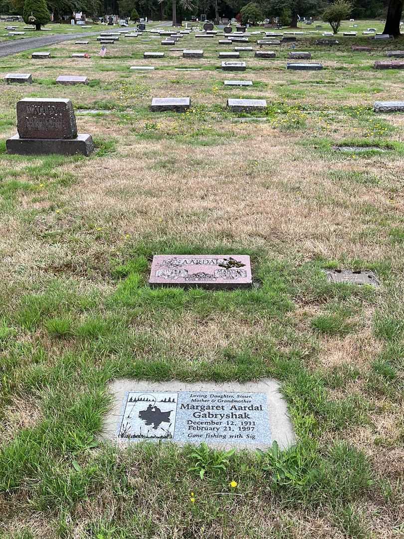 Martha G. Aardal's grave. Photo 2