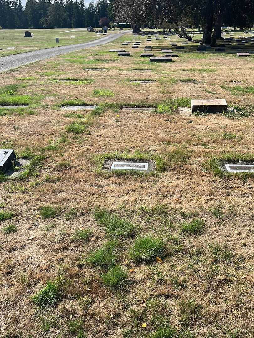 Eli Mack's grave. Photo 2