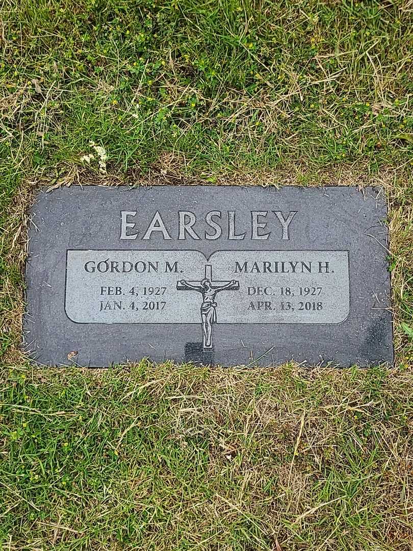 Gordon Mills Earsley's grave. Photo 1