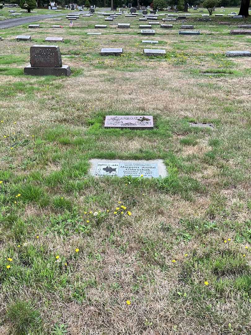 Margaret Aardal Gabryshak's grave. Photo 3