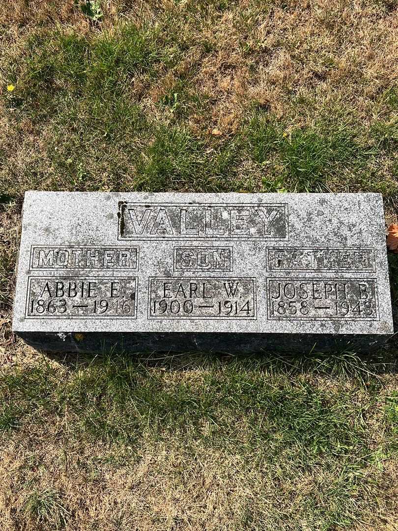 Joseph B. Valley's grave. Photo 1