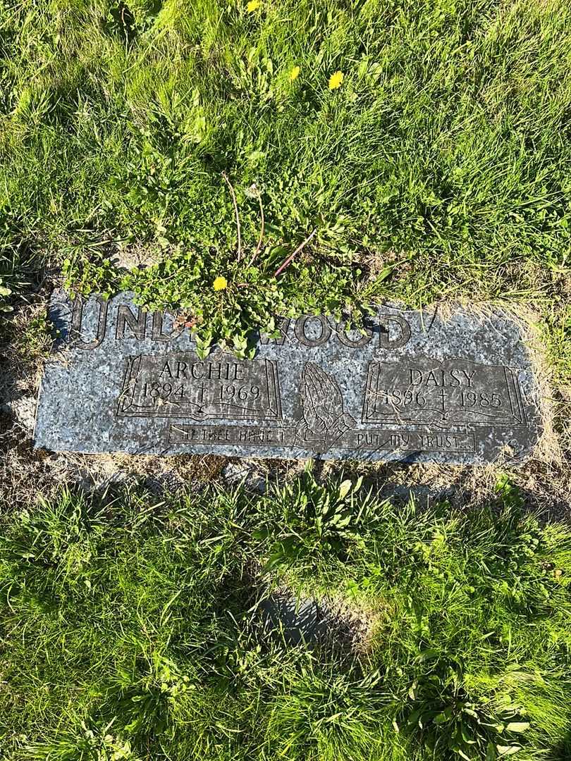 Archie Underwood's grave. Photo 1