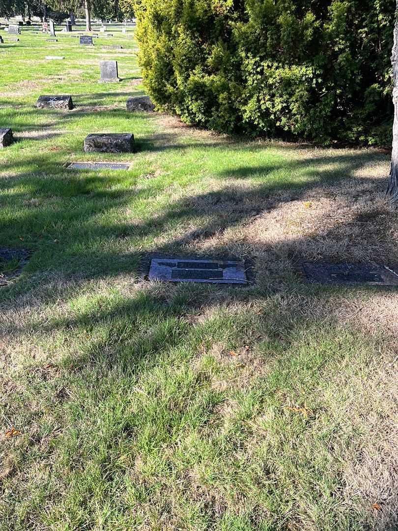 Evelyn L. Pace's grave. Photo 2