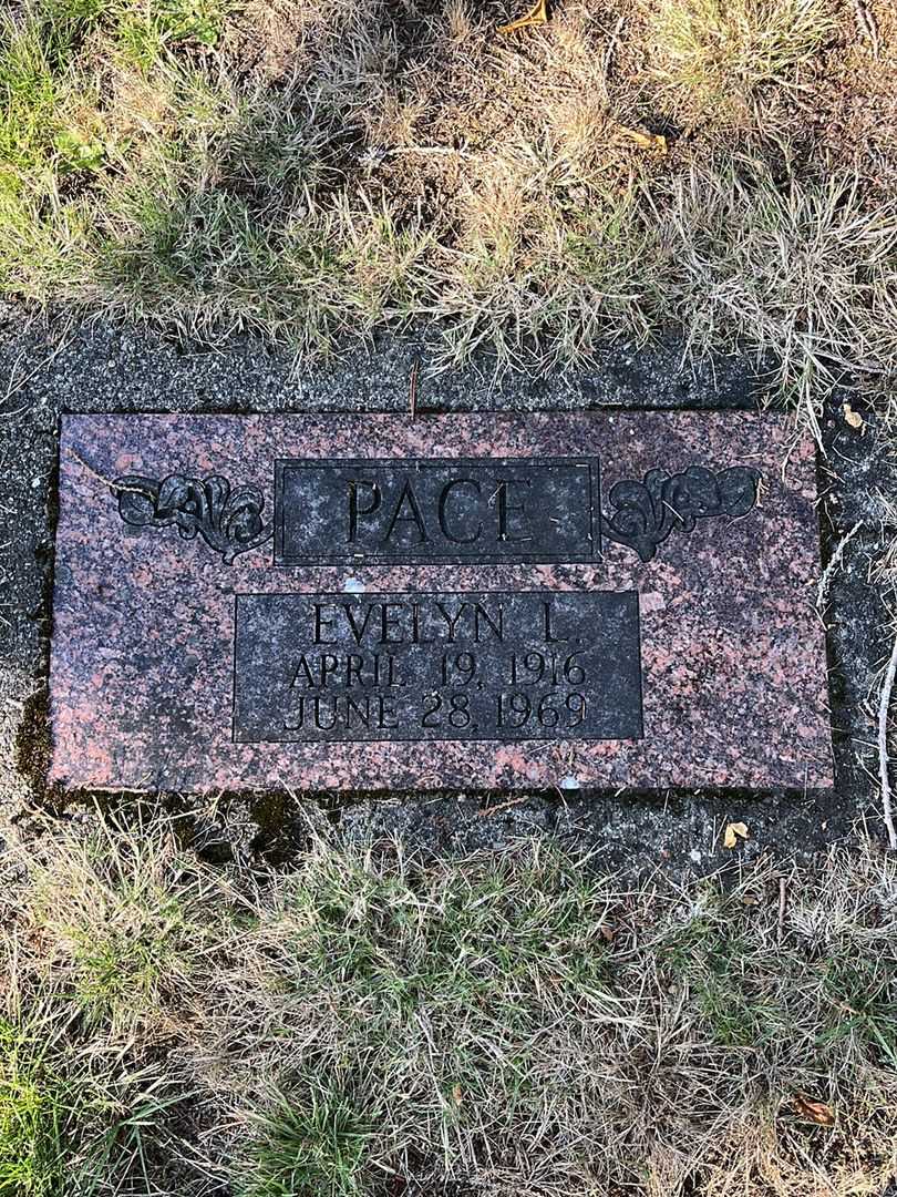 Evelyn L. Pace's grave. Photo 1