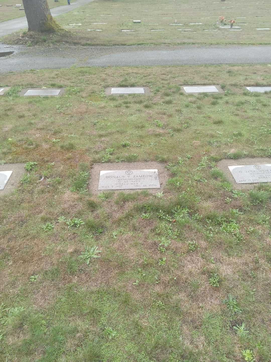 Donald V. Zamzow's grave. Photo 2