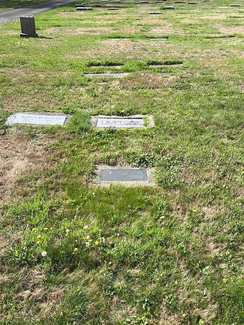 Hazel M. Wagner's grave. Photo 3