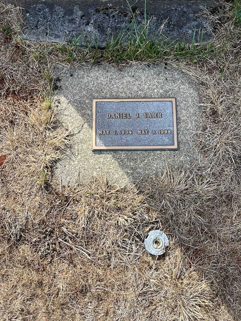 Daniel J. Yarr's grave. Photo 4
