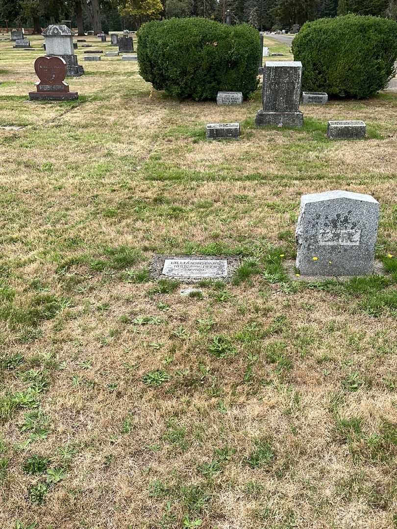 Lillian H. Earl's grave. Photo 2