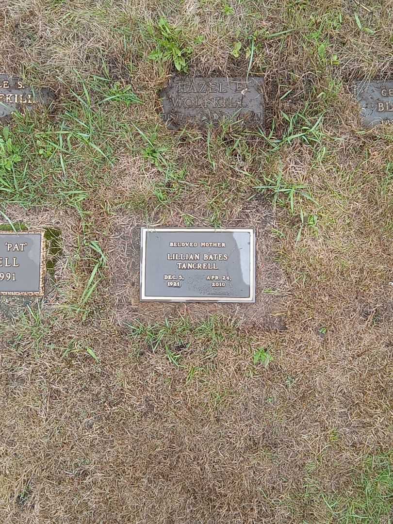 Lillian Bates Tancrell's grave. Photo 1