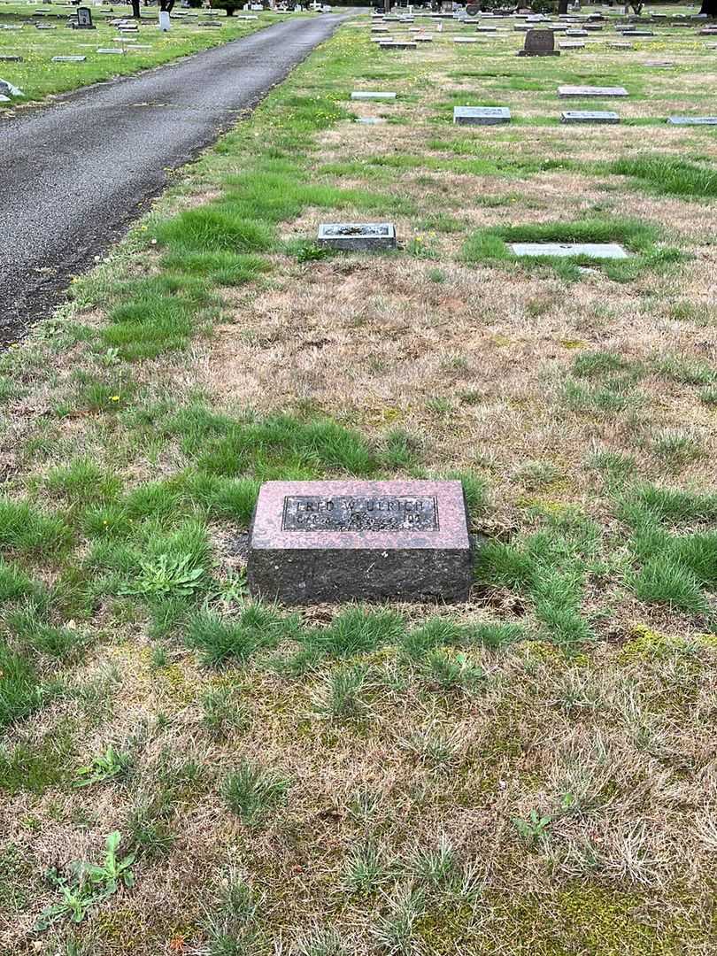 Fred W. Ulrich's grave. Photo 2