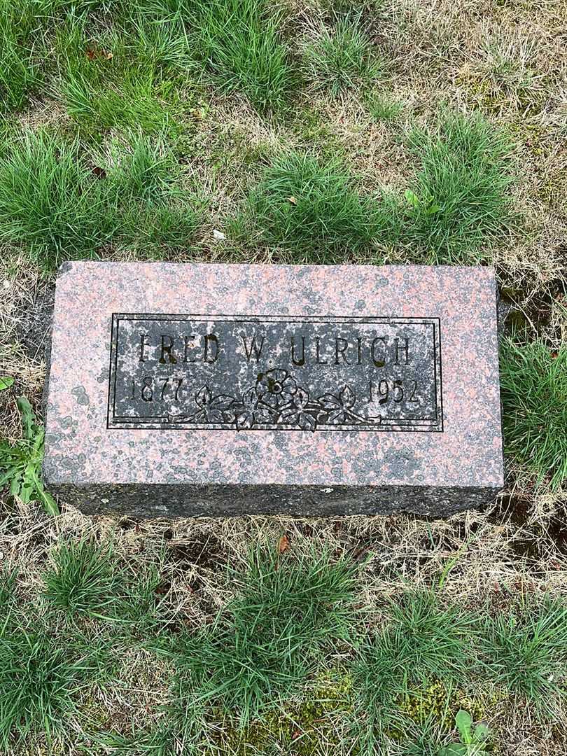 Fred W. Ulrich's grave. Photo 1
