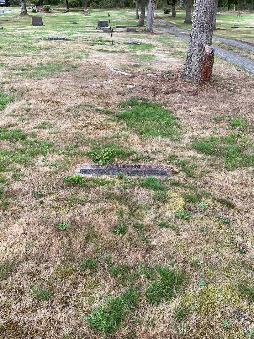 Clarence W. Quinn's grave. Photo 2