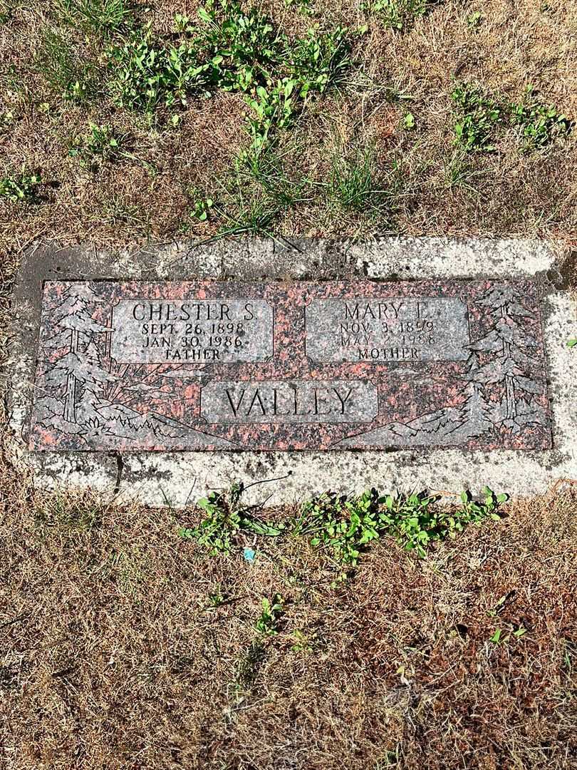 Chester S. Valley's grave. Photo 1