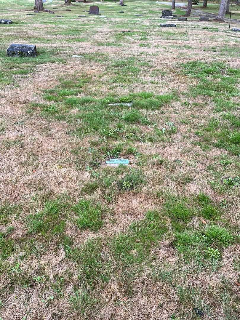 Gerald D. Quinn's grave. Photo 2