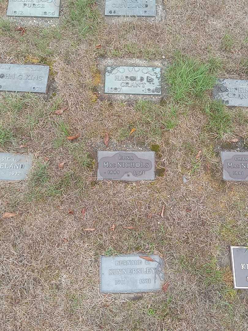 Edna MacNichols's grave. Photo 1