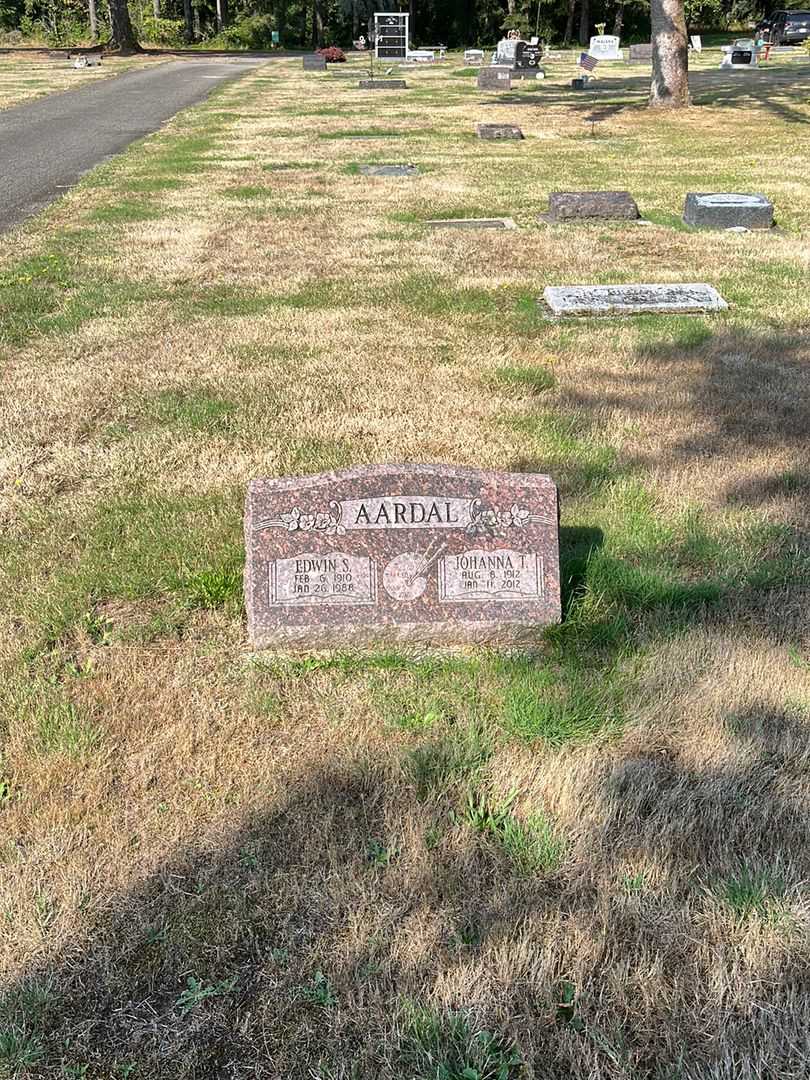 Johanna Agnes T. Aardal's grave. Photo 2