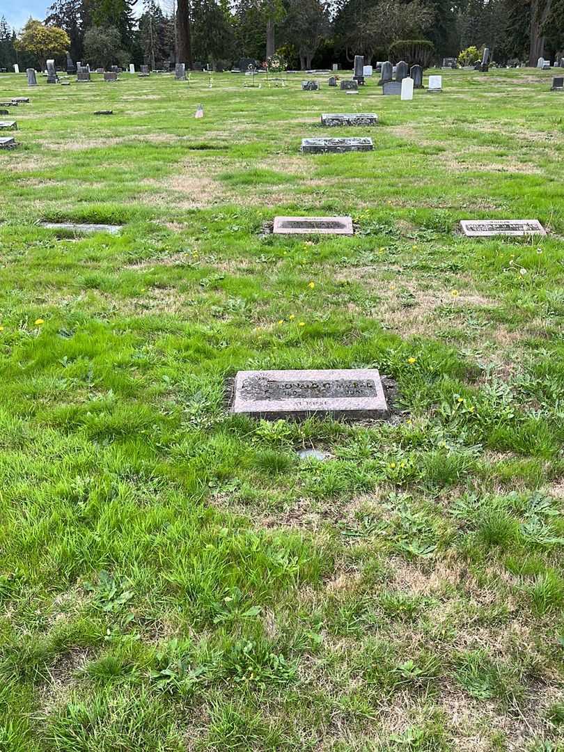 Donald G. MacRae's grave. Photo 2