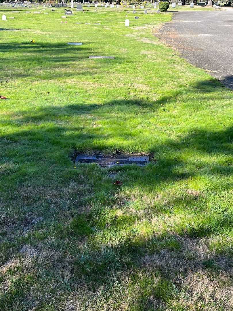 Helen M. Rader's grave. Photo 2