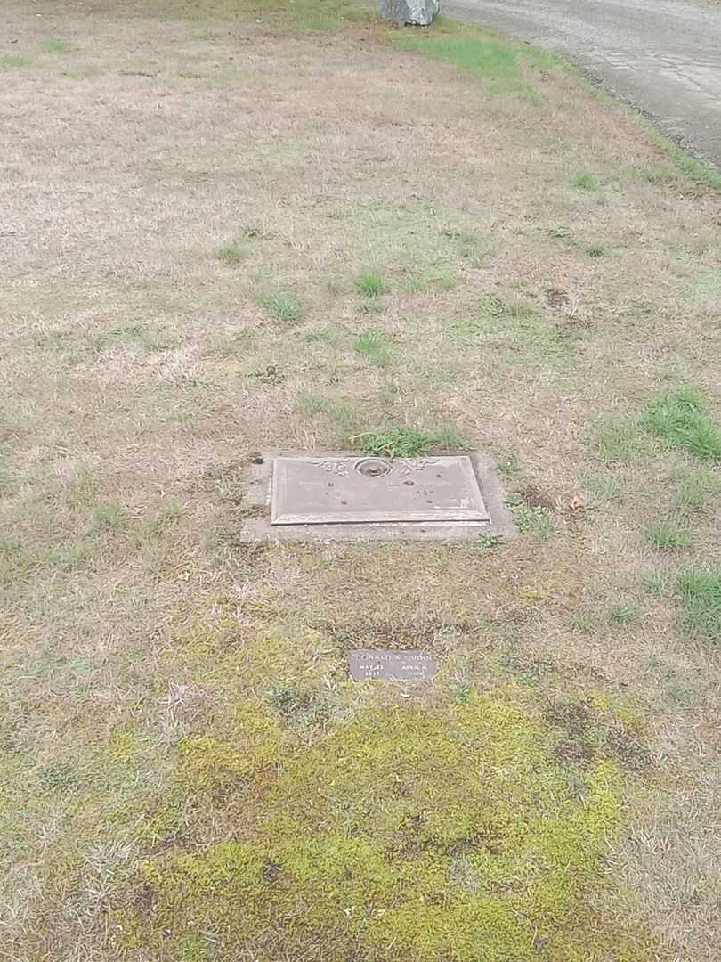 Donald W. Quinn's grave. Photo 2