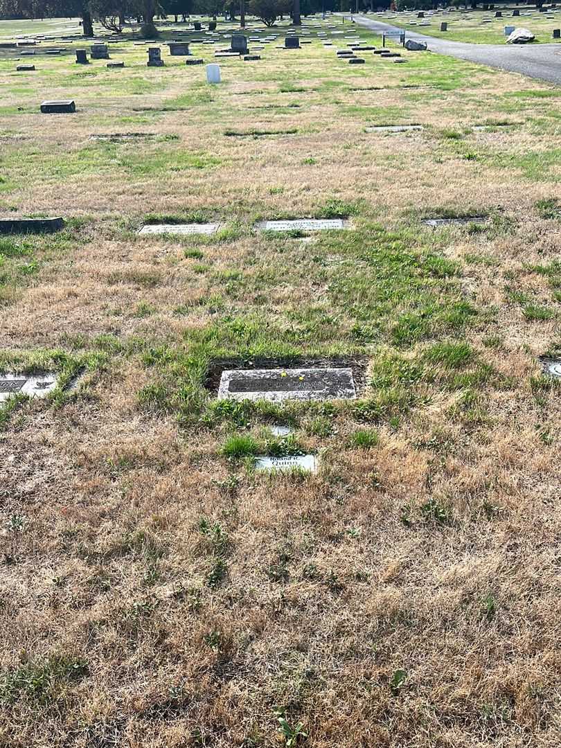 Roland R. Quinn's grave. Photo 2