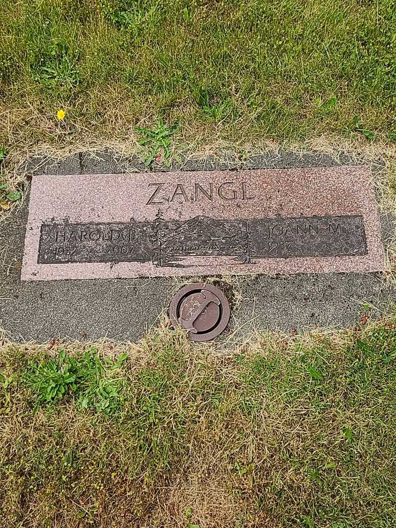 Harold J. Zangl's grave. Photo 1