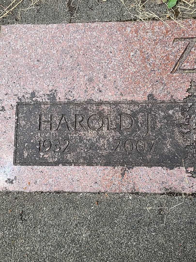 Harold J. Zangl's grave. Photo 3
