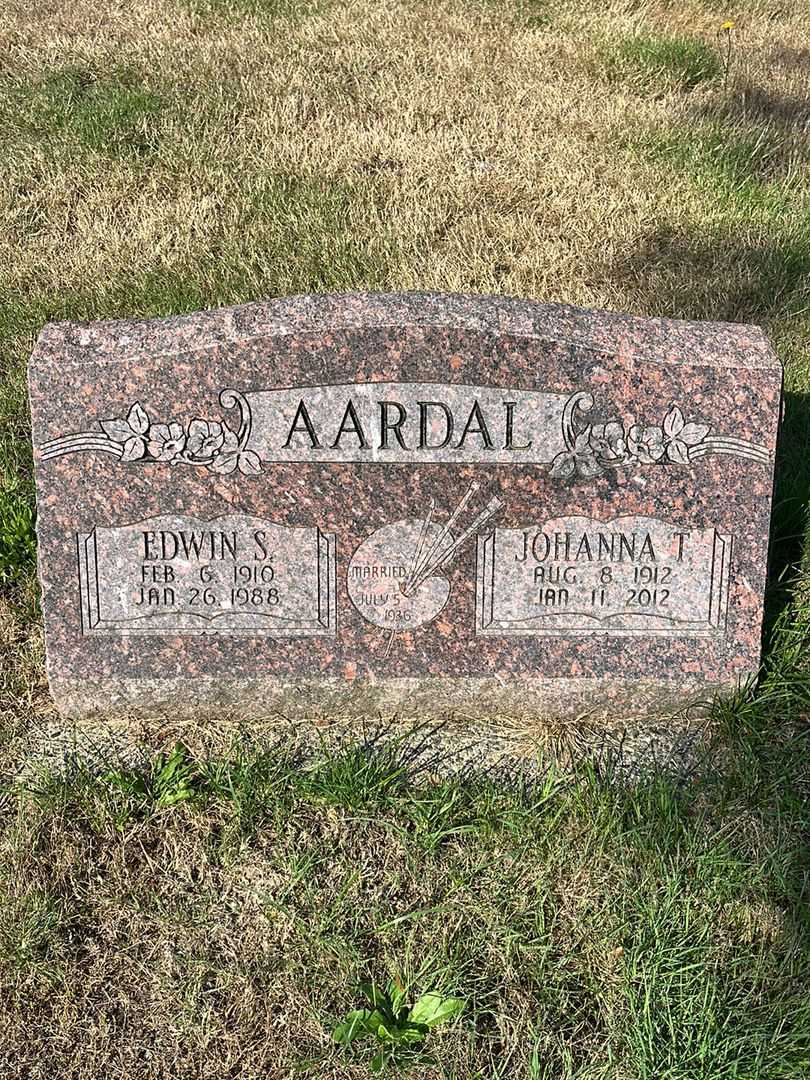Johanna Agnes T. Aardal's grave. Photo 1