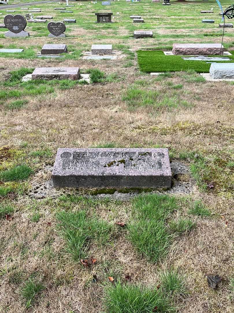Leon D. Hack's grave. Photo 2