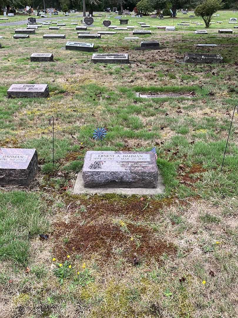 Ernest Dahman's grave. Photo 2