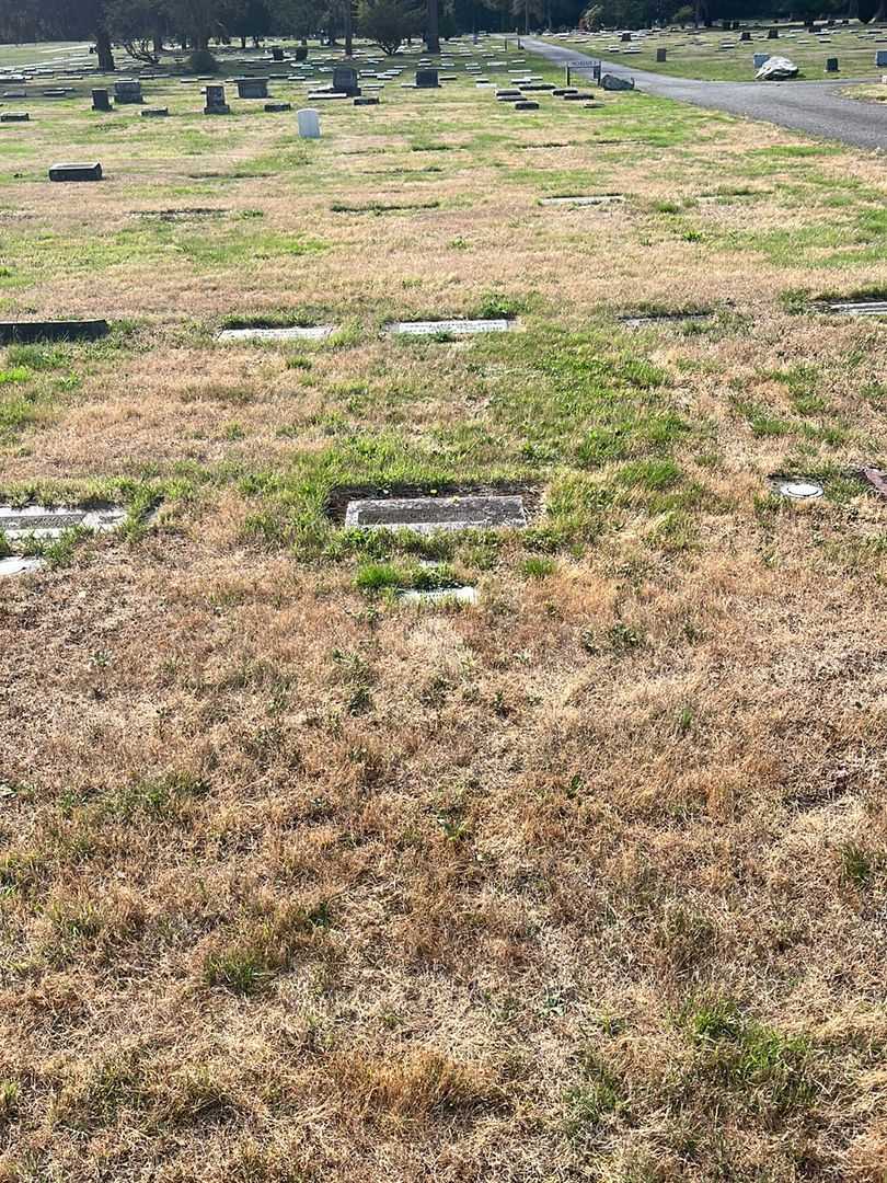 Roland R. Quinn's grave. Photo 3