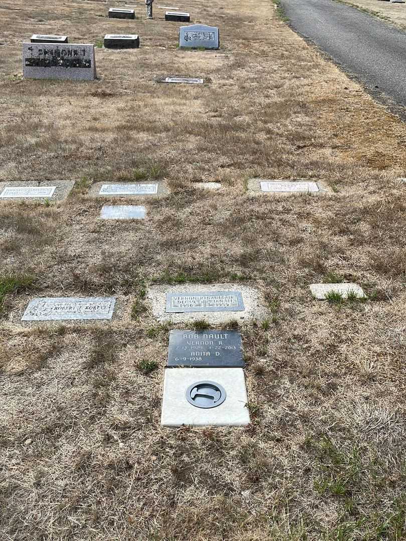 Vernon Robert Nault Junior's grave. Photo 2