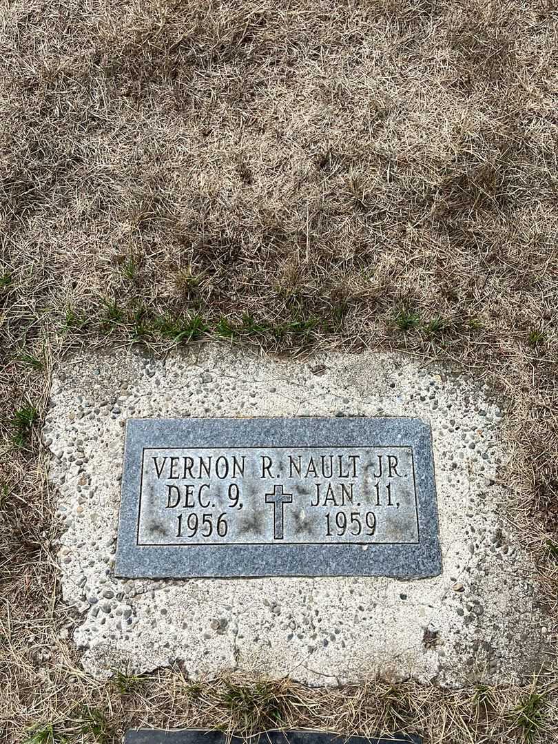 Vernon Robert Nault Junior's grave. Photo 1