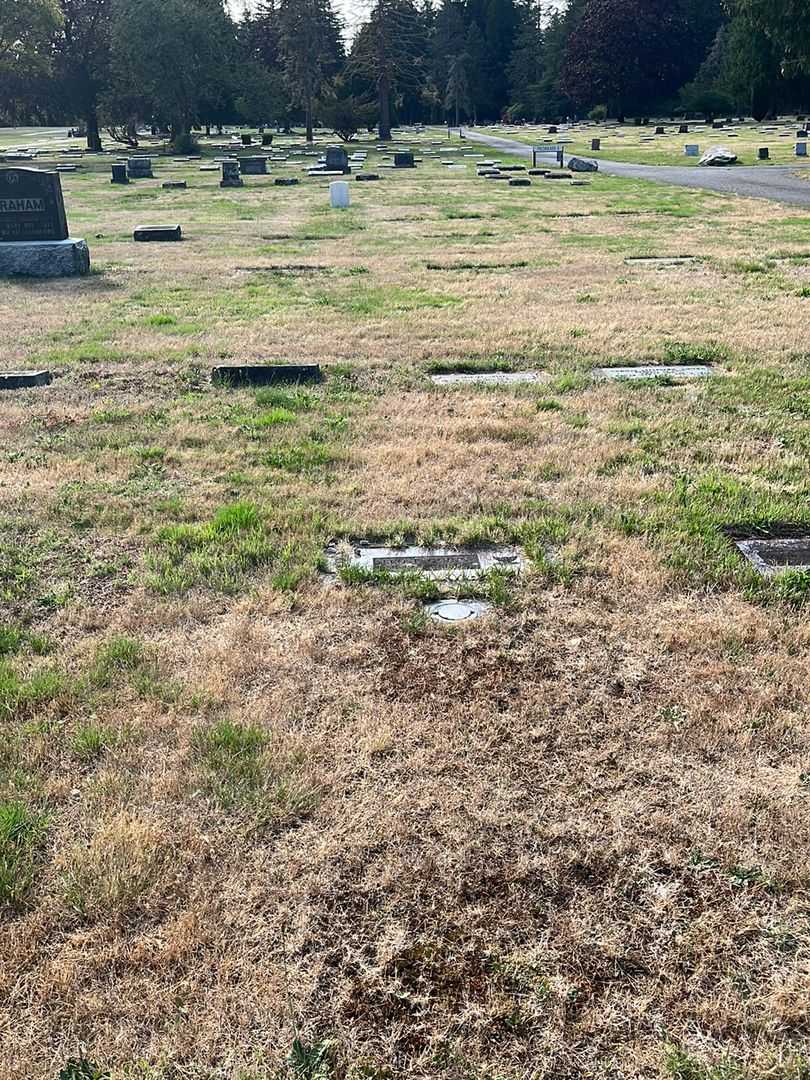 Leo F. Quinn's grave. Photo 2