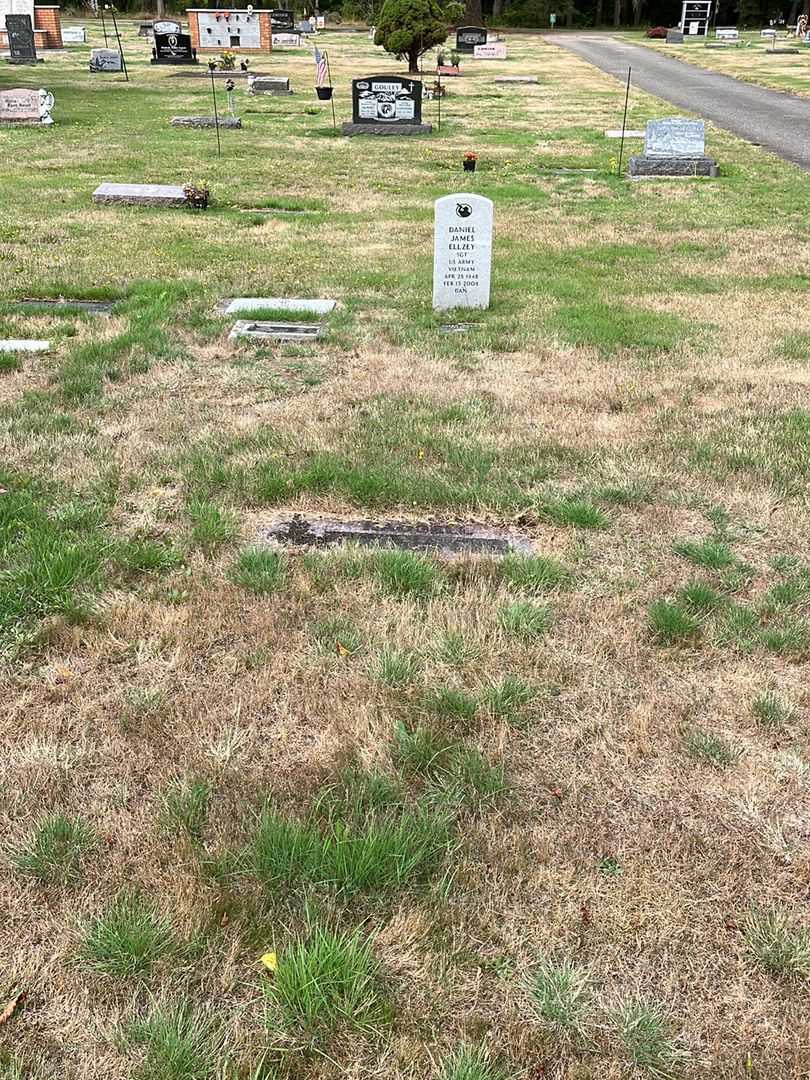 Annabelle M. Hadsell's grave. Photo 2