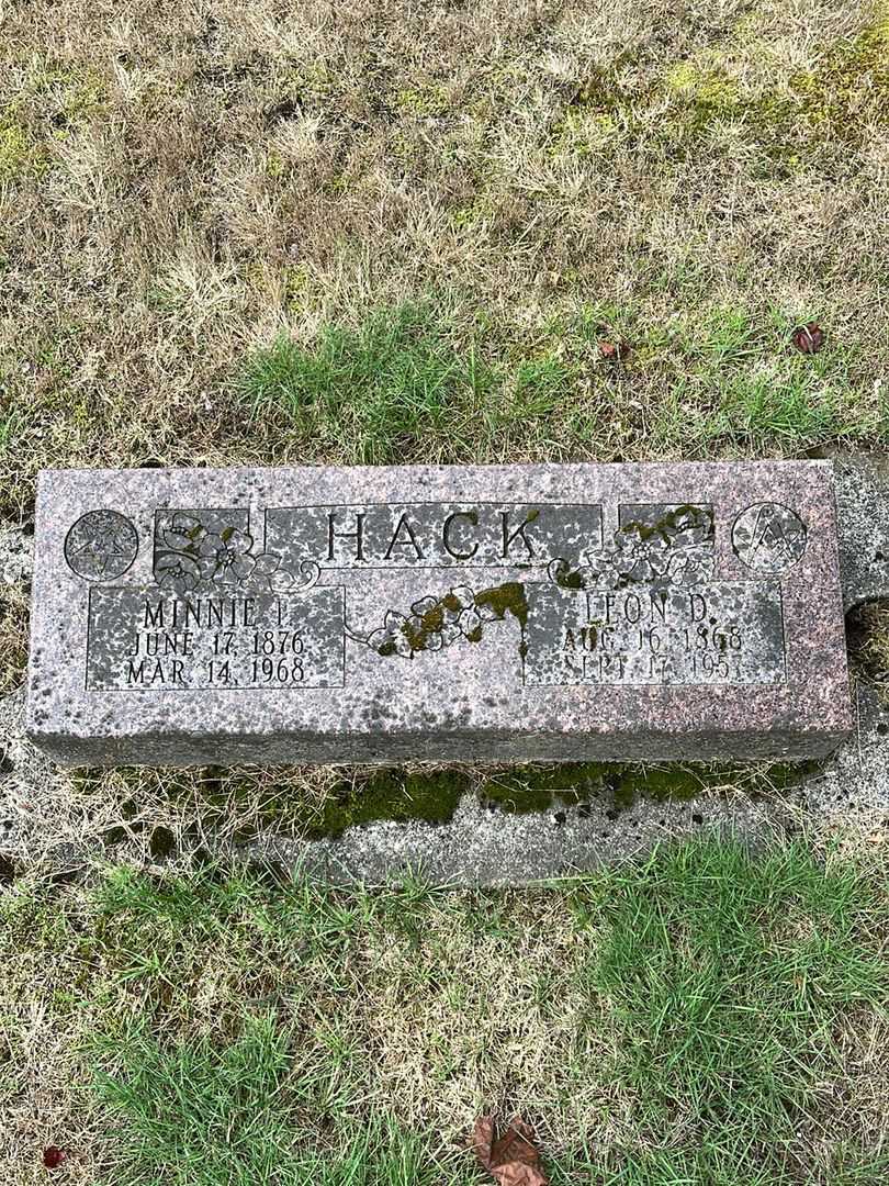 Leon D. Hack's grave. Photo 1