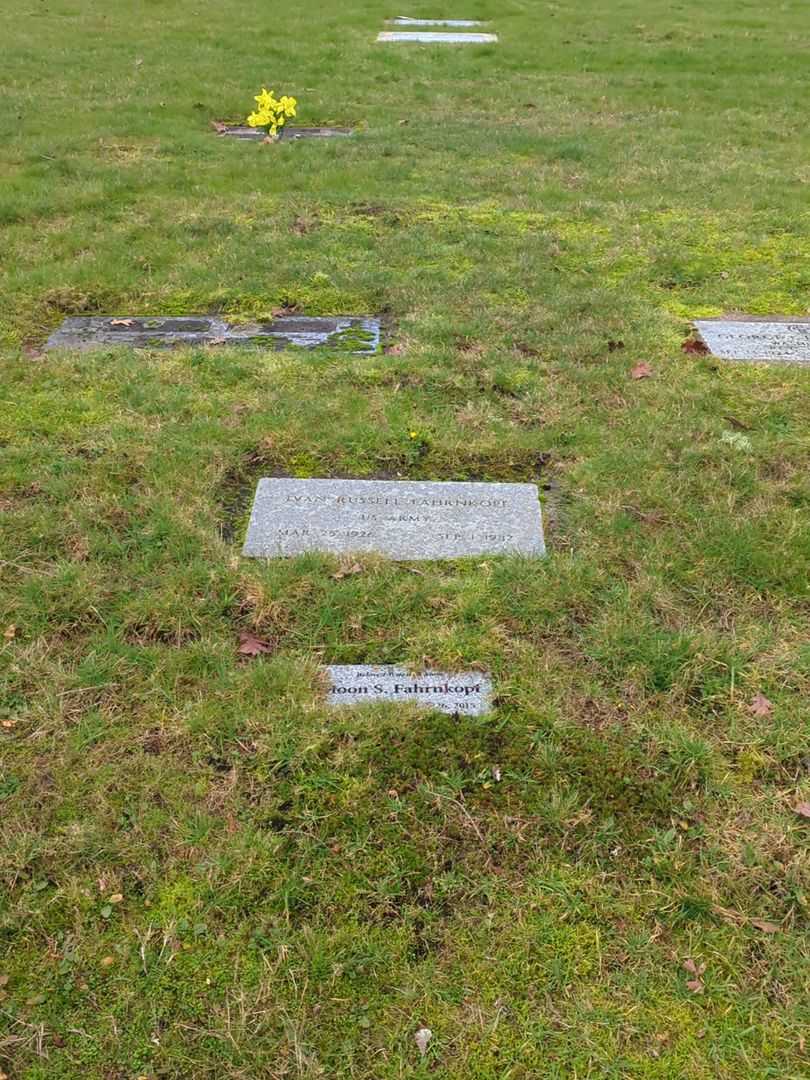 Ivan Russell Fahrnkopf Junior's grave. Photo 2