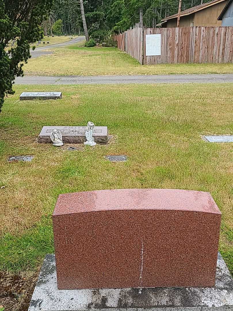 Mary Colleen Hacklander's grave. Photo 3