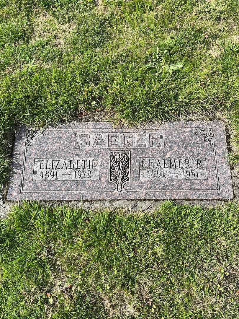 Chalmer R. Saeger's grave. Photo 1