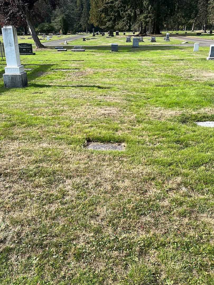 Cleora Saeger's grave. Photo 2