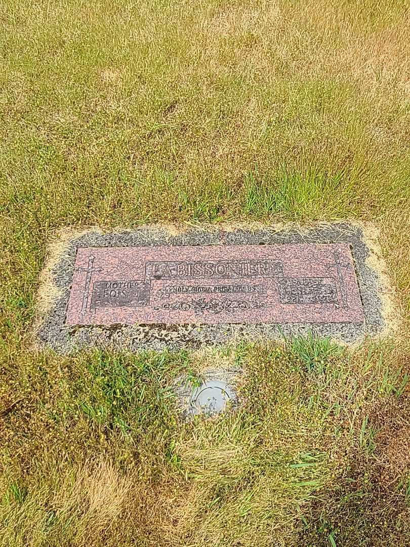 Leslie J. LaBissoniere's grave. Photo 1