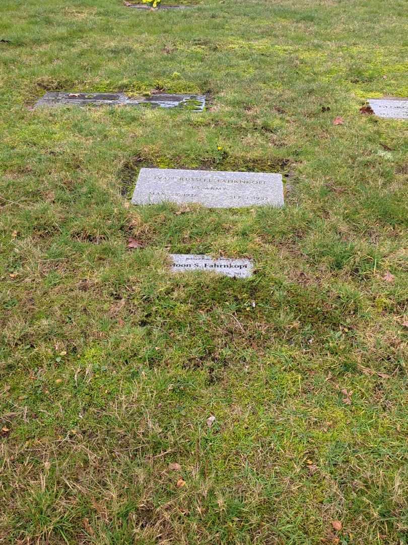 Ivan Russell Fahrnkopf Junior's grave. Photo 3