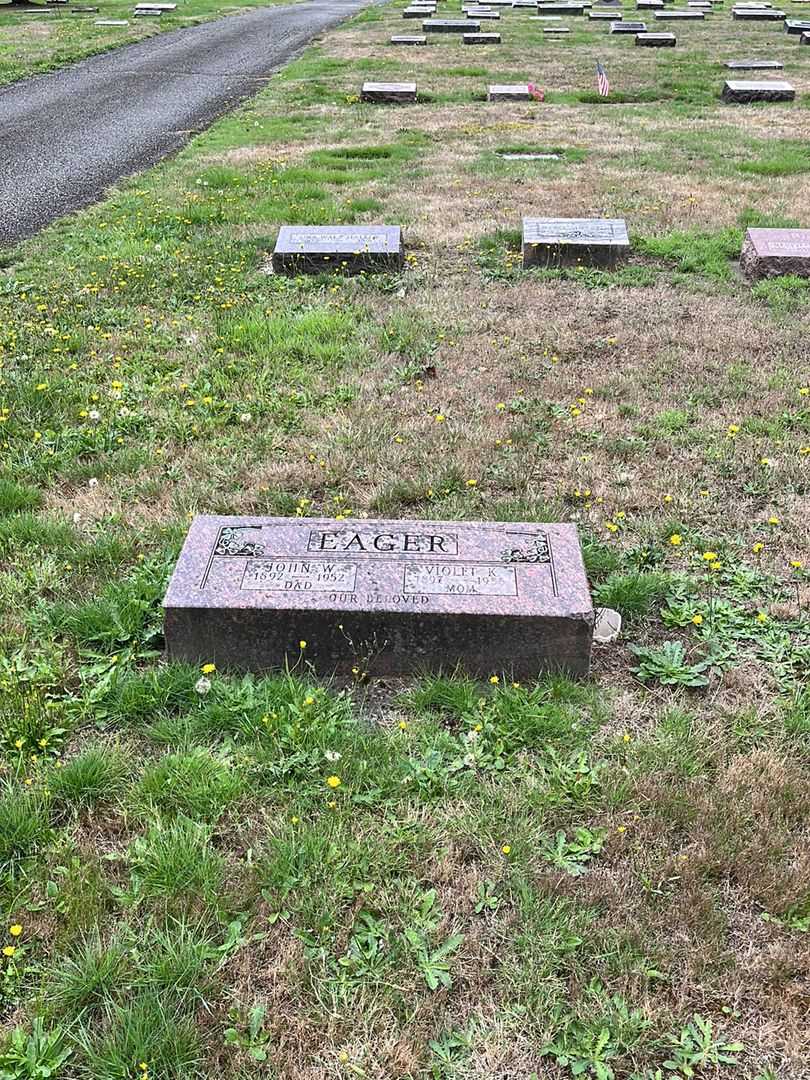 Violet K. Eager's grave. Photo 2