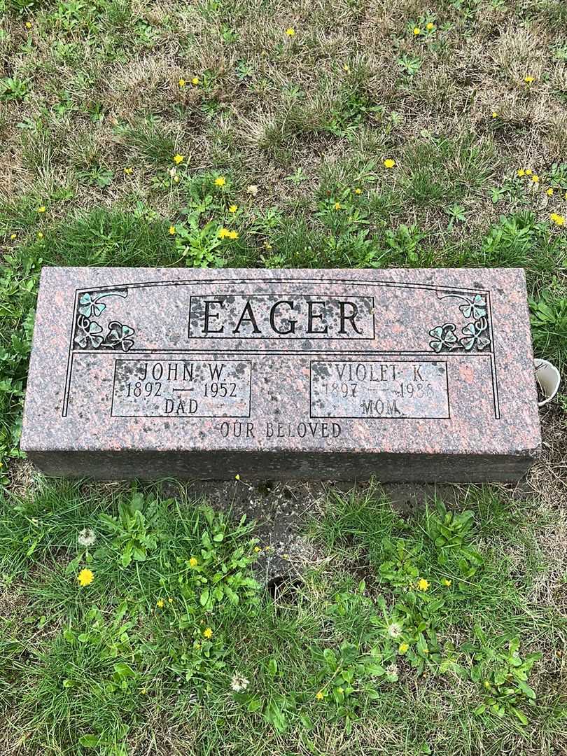 Violet K. Eager's grave. Photo 1