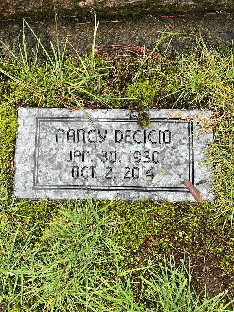 Lyla Hurst MacLaren's grave. Photo 4