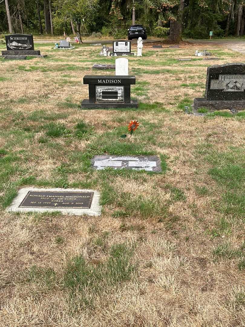 Ronald Emanuel "Mac" MacDonald's grave. Photo 2