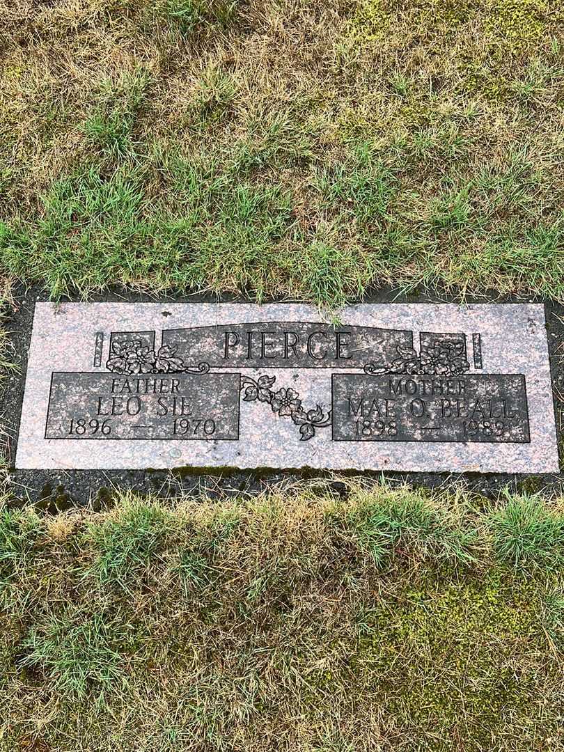 Mae O'Beall Pierce's grave. Photo 1