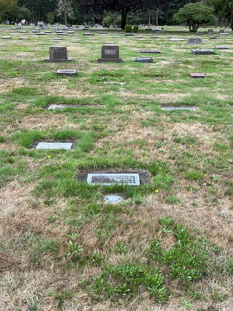 Bernis H. Yenter's grave. Photo 2