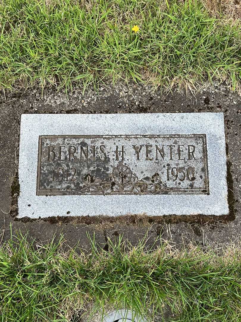 Bernis H. Yenter's grave. Photo 1